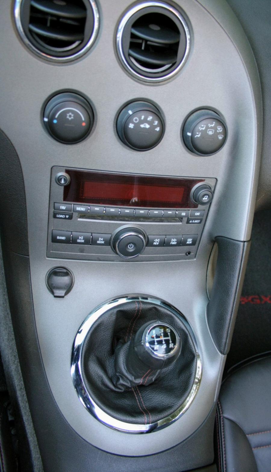 Детали интерьера Pontiac Solstice GXP 2008 года  (фото 32 из 68)